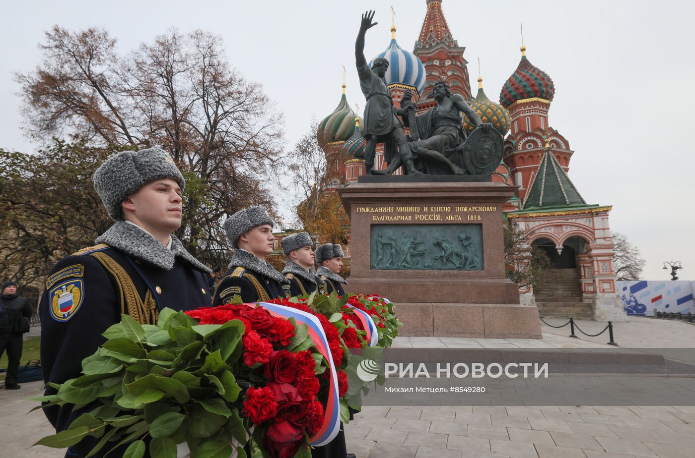 Президент РФ В. Путин возложил цветы к памятнику К. Минину и Д. Пожарскому