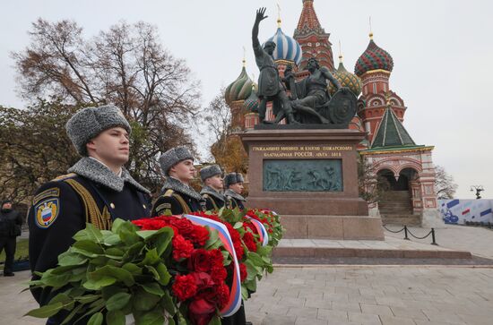 Президент РФ В. Путин возложил цветы к памятнику К. Минину и Д. Пожарскому