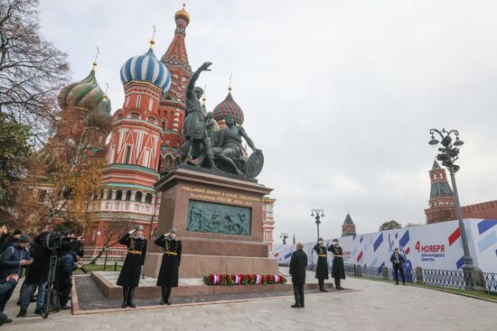 Президент РФ В. Путин возложил цветы к памятнику К. Минину и Д. Пожарскому