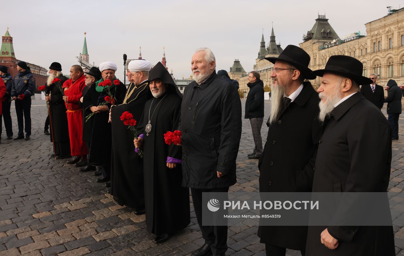 Президент РФ В. Путин возложил цветы к памятнику К. Минину и Д. Пожарскому