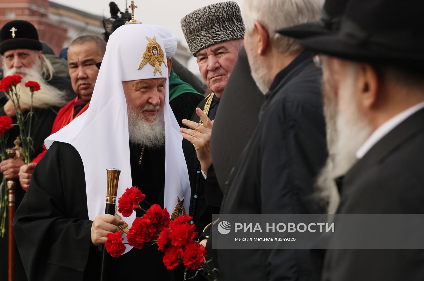 Президент РФ В. Путин возложил цветы к памятнику К. Минину и Д. Пожарскому