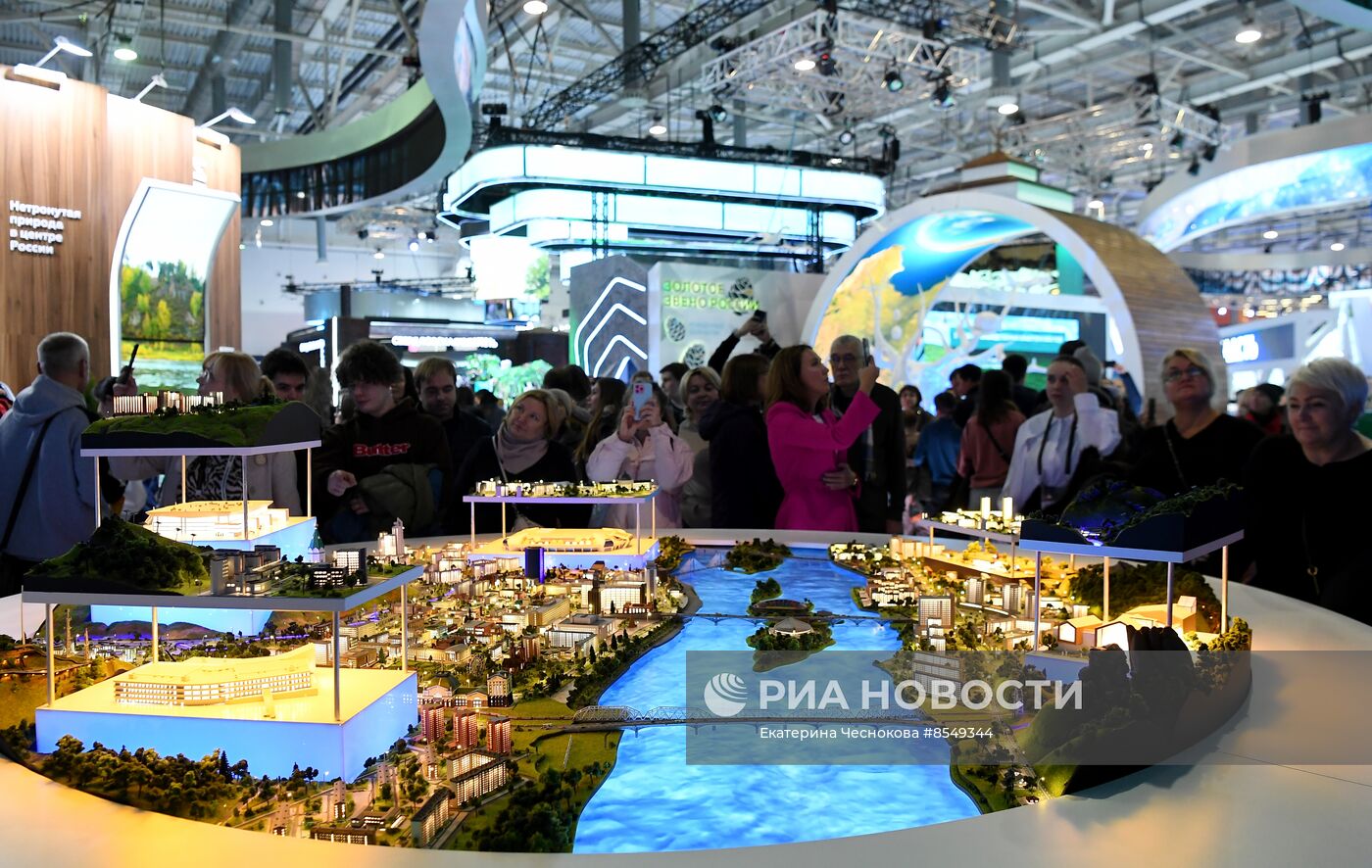 Работа выставки "Россия"