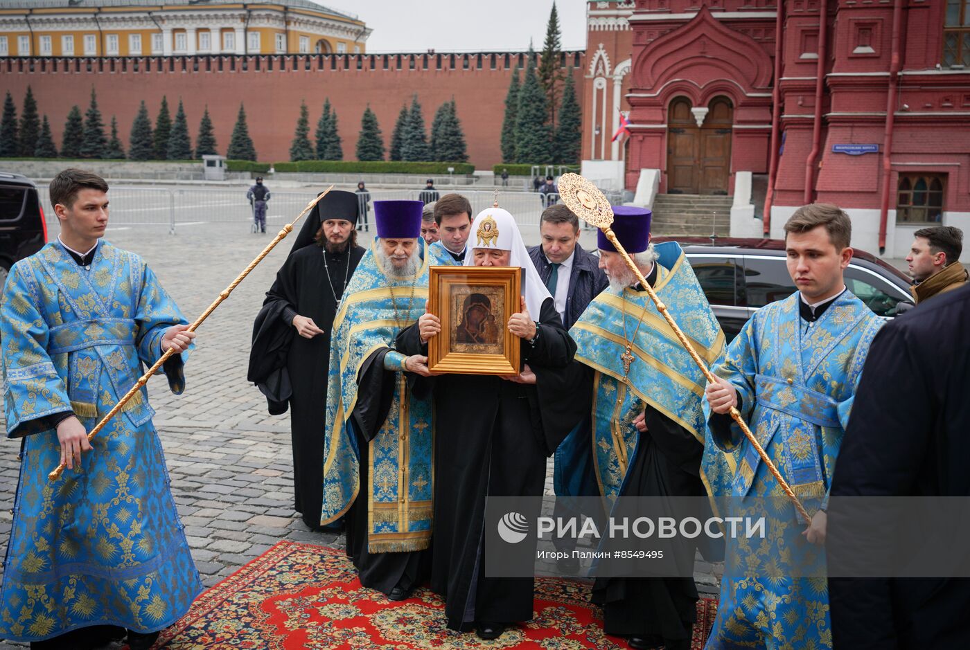 Патриарх Кирилл представил оригинальную икону Казанской Божией Матери в Успенском соборе Кремля