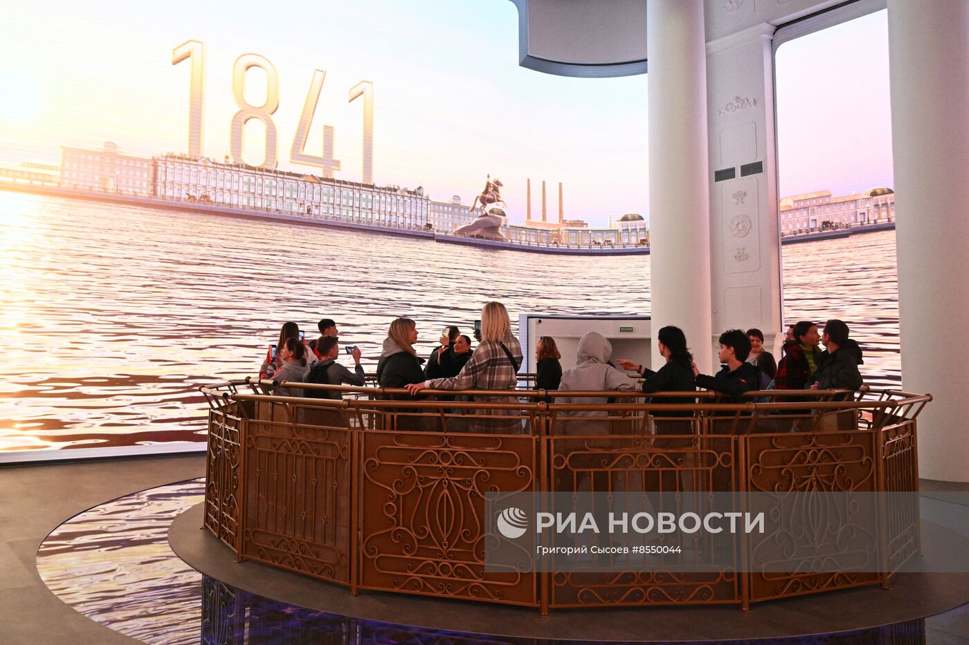 Работа выставки "Россия"