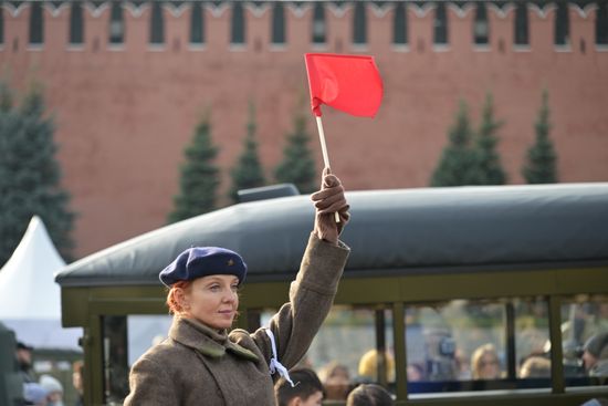 Выставка на Красной площади в честь годовщины парада 1941 г.