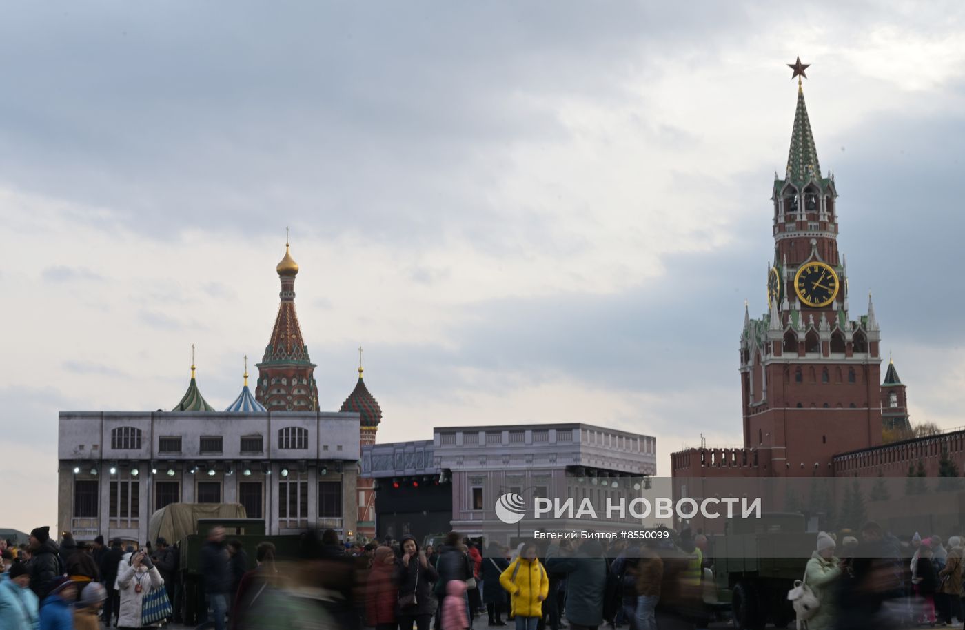 Выставка на Красной площади в честь годовщины парада 1941 г.