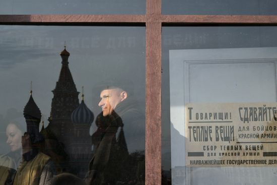 Выставка на Красной площади в честь годовщины парада 1941 г.