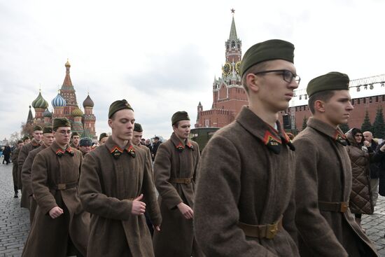Выставка на Красной площади в честь годовщины парада 1941 г.