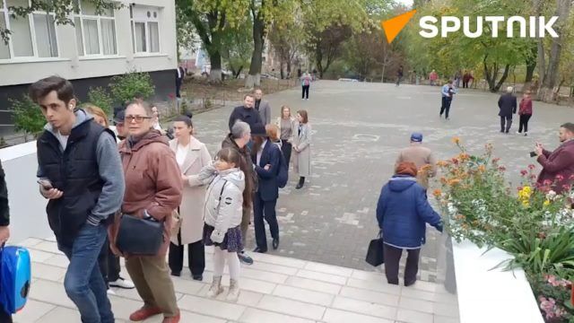 Президент Молдовы стоит в очереди на избирательном участке