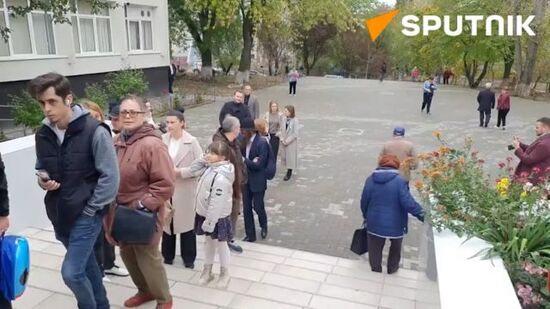 Президент Молдовы стоит в очереди на избирательном участке