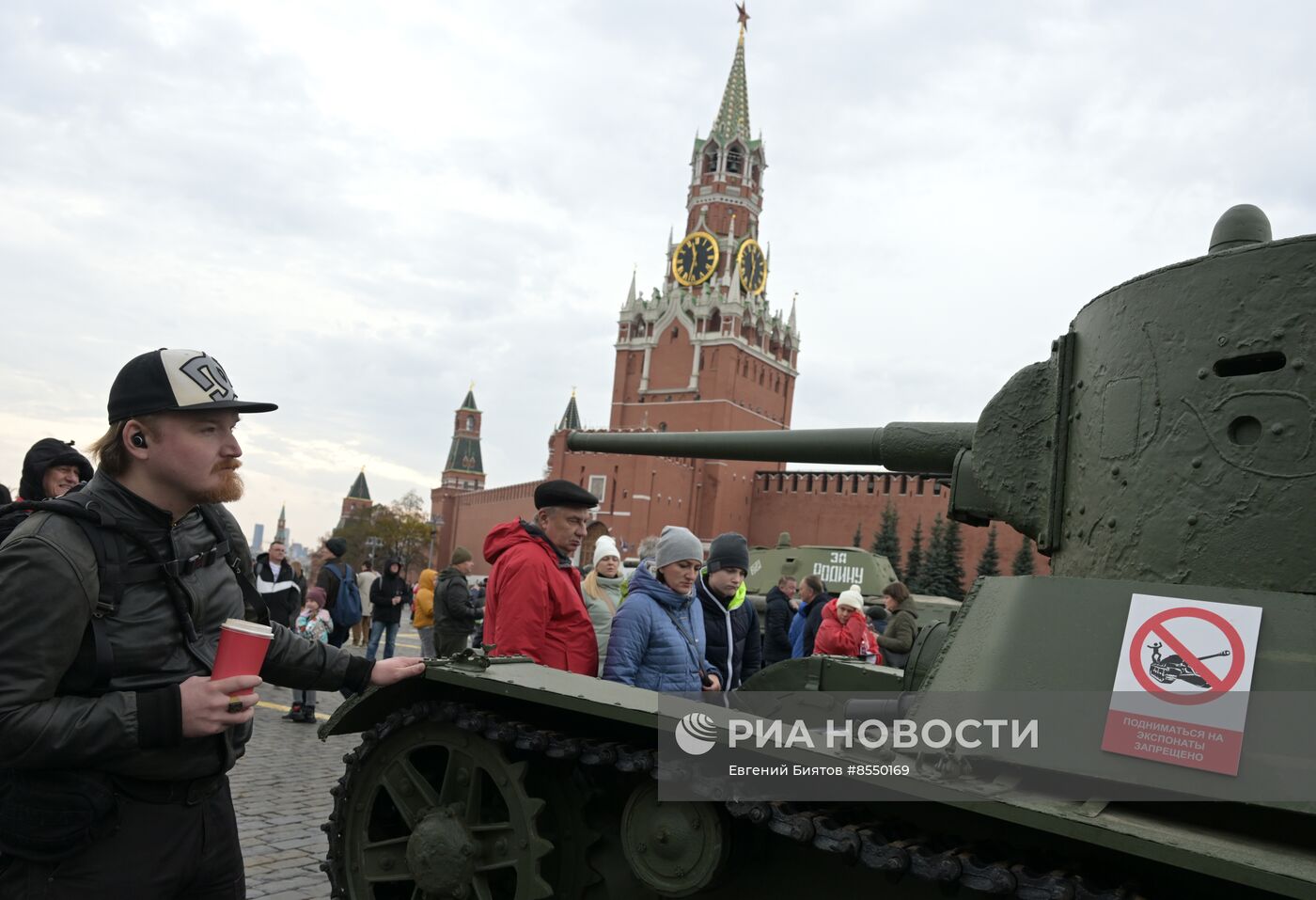 Выставка на Красной площади в честь годовщины парада 1941 г.