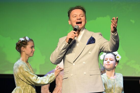 Выставка "Россия". Международный конкурс детского и юношеского творчества "Роза ветров"