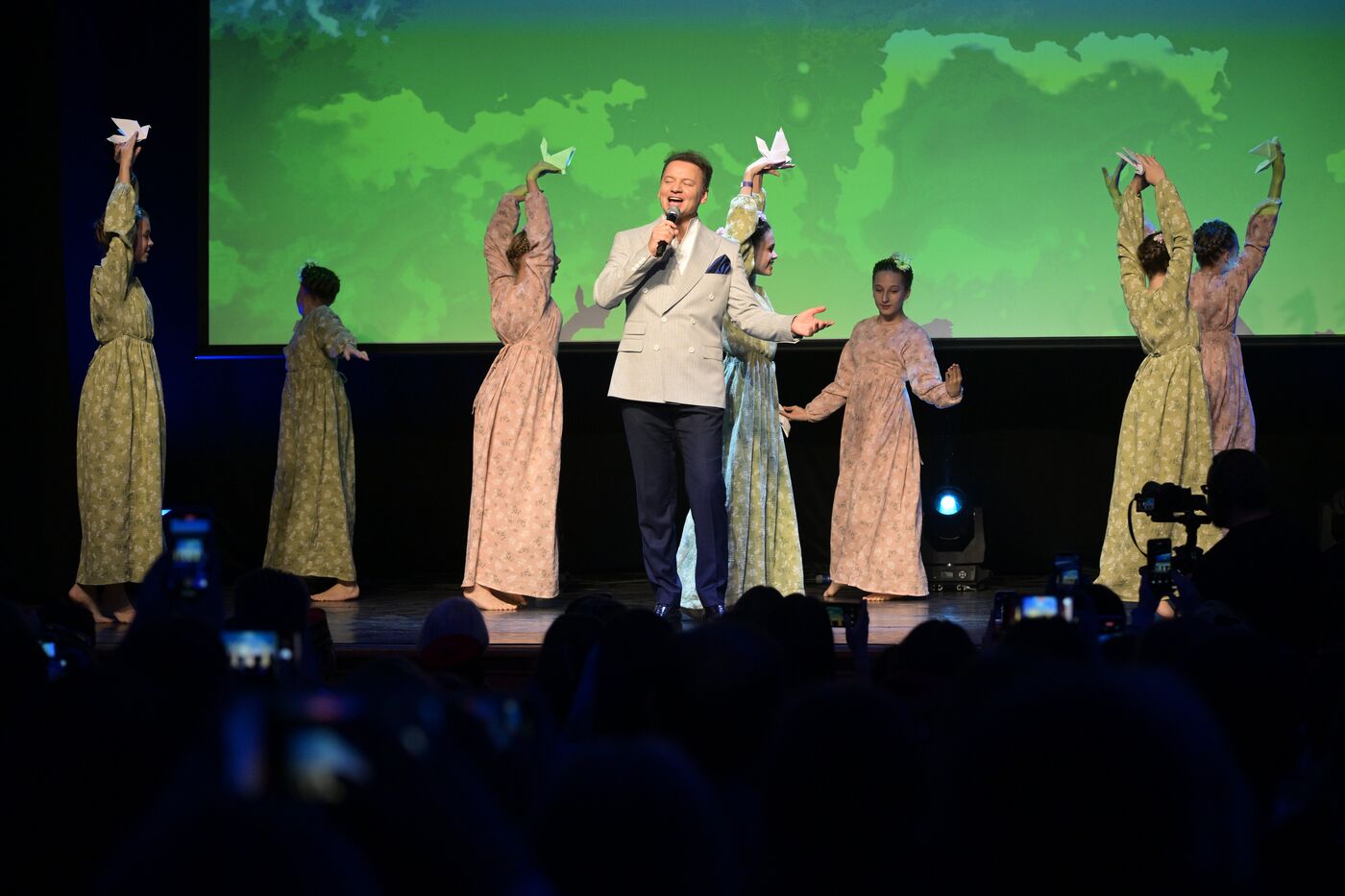 Выставка "Россия". Международный конкурс детского и юношеского творчества "Роза ветров"