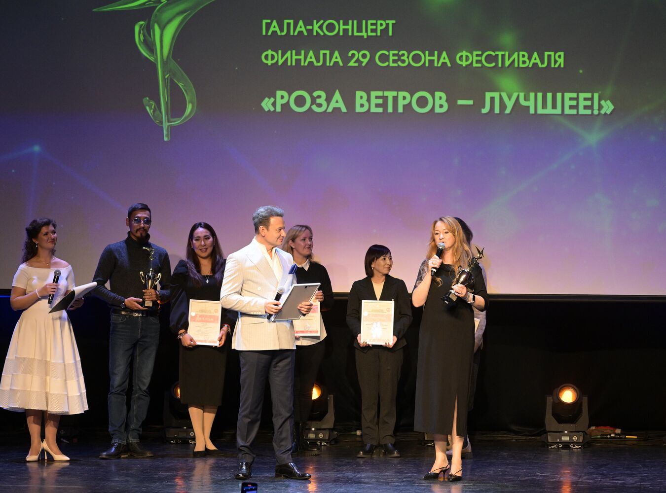 Выставка "Россия". Международный конкурс детского и юношеского творчества "Роза ветров"