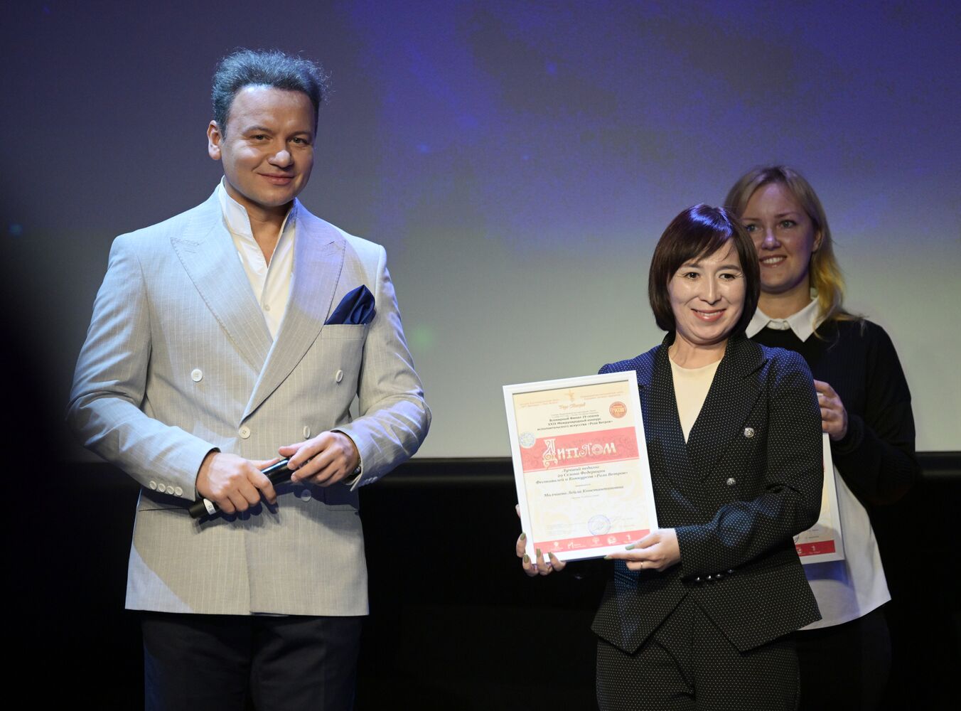 Выставка "Россия". Международный конкурс детского и юношеского творчества "Роза ветров"