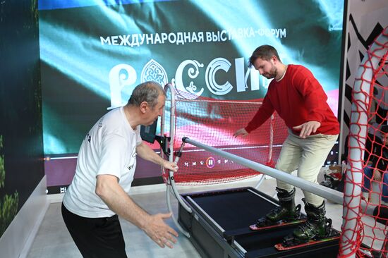 Работа выставки "Россия"