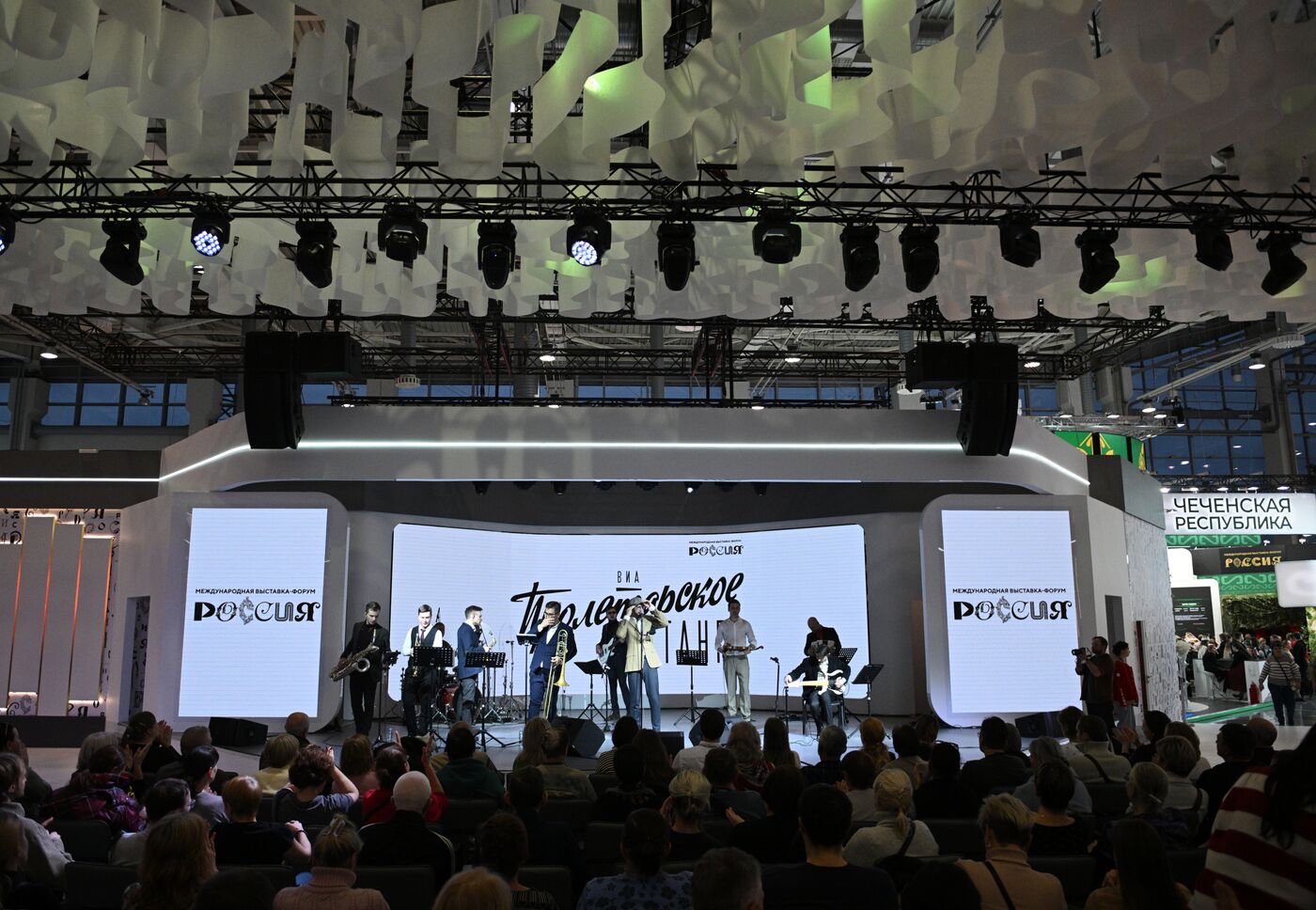 Выставка "Россия". Выступление ВИА "Пролетарское танго"