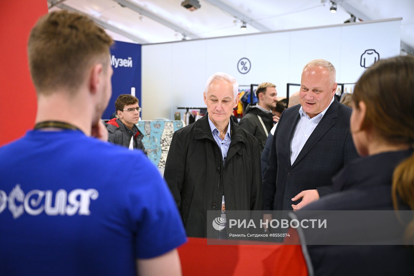 Работа выставки "Россия"