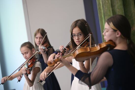 Выставка "Россия". Международный конкурс детского и юношеского творчества "Роза ветров"