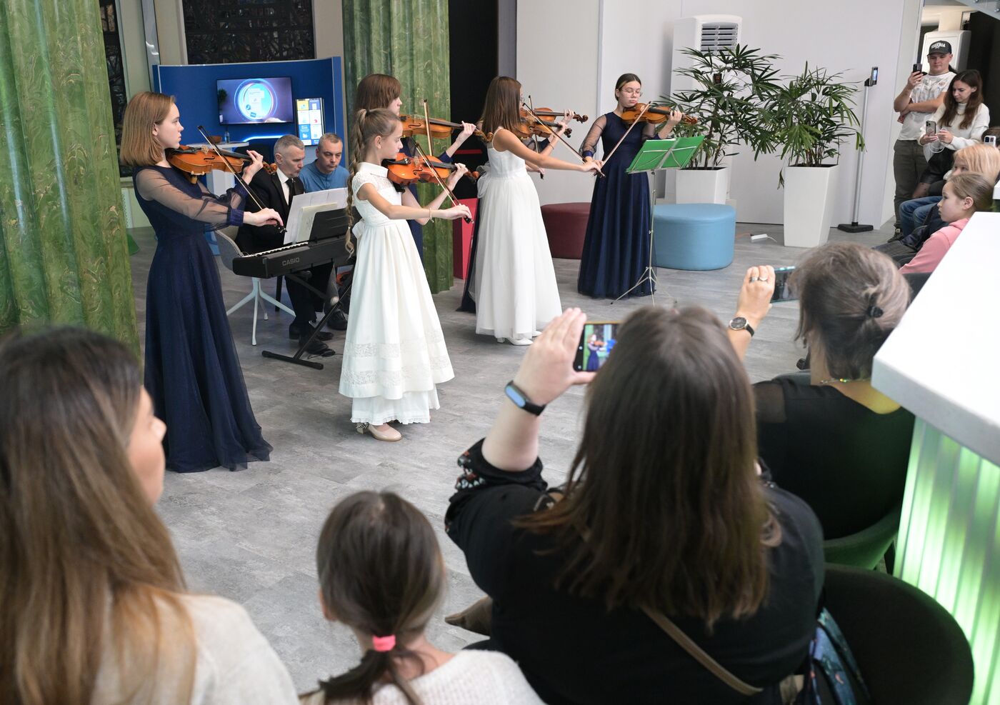 Выставка "Россия". Международный конкурс детского и юношеского творчества "Роза ветров"