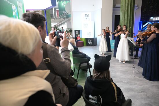 Выставка "Россия". Международный конкурс детского и юношеского творчества "Роза ветров"