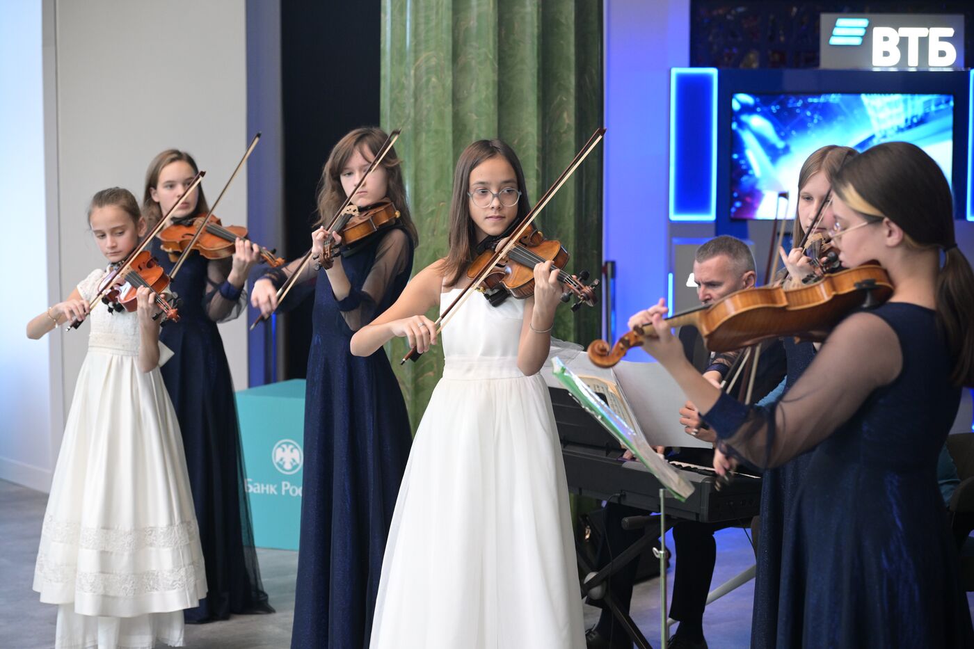 Выставка "Россия". Международный конкурс детского и юношеского творчества "Роза ветров"