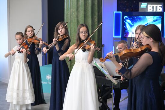 Выставка "Россия". Международный конкурс детского и юношеского творчества "Роза ветров"