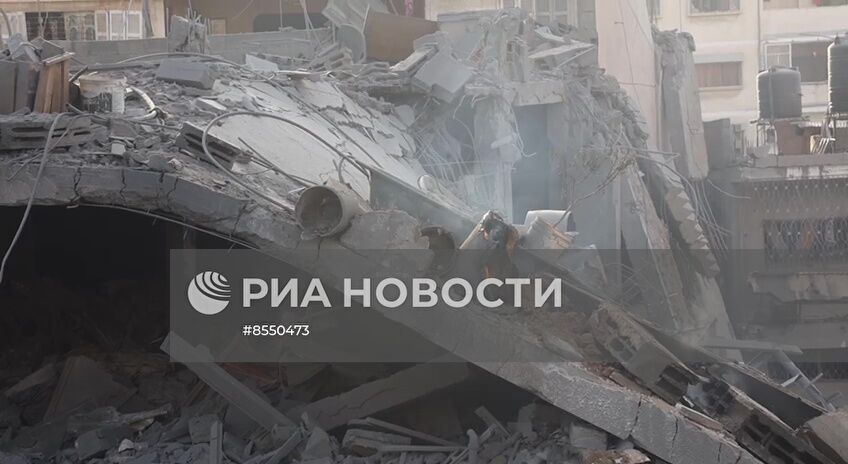 Последствия удара Израиля по жилому дому в Газе