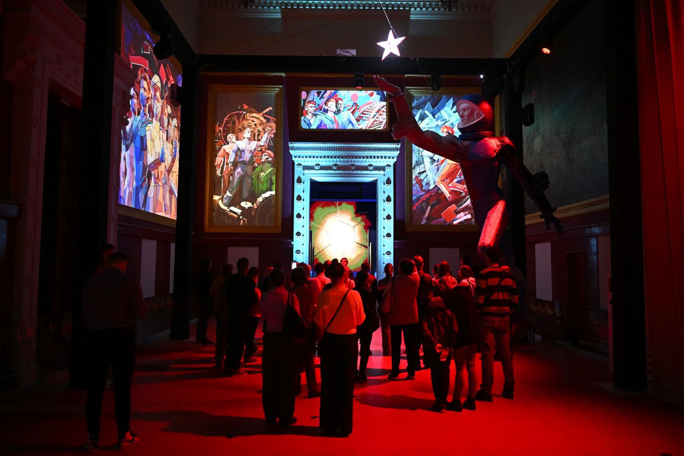 Работа выставки "Россия"