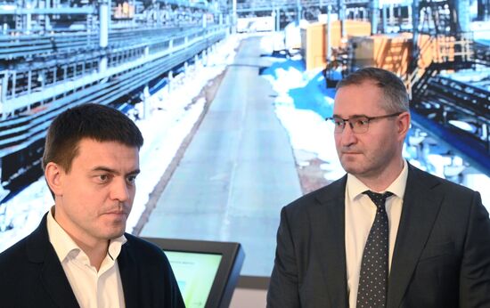 Международная выставка-форум "Россия"
Торжественное открытие Дней Красноярского края и презентация проекта "Восток Ойл", павильон I "Роснефть"
Слева направо:
Михаил Котюков, губернатор Красноярского края
Андрей Поляков, вице-президент - главный геолог "Роснефти" Место: Россия, Москва. Автор: Григорий Сысоев/АНО "Дирекция спортивных и социальных проектов". Выставка "Россия". Торжественное открытие Дней Красноярского края и презентация проекта "Восток Ойл"