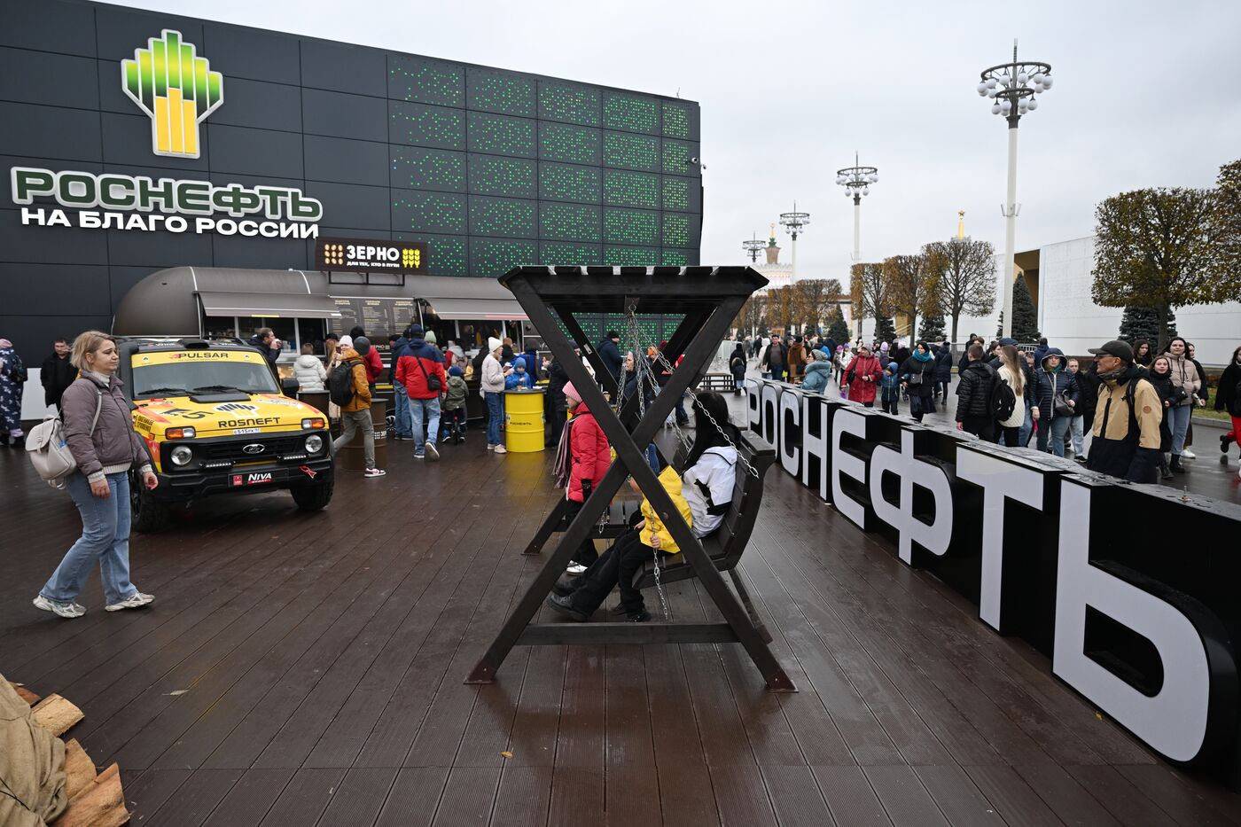 Работа выставки "Россия"