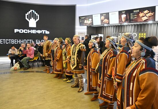 Международная выставка-форум "Россия"
Торжественное открытие Дней Красноярского края и презентация проекта "Восток Ойл", павильон I "Роснефть"
Место: Россия, Москва. Автор: Григорий Сысоев/АНО "Дирекция спортивных и социальных проектов". Выставка "Россия". Торжественное открытие Дней Красноярского края и презентация проекта "Восток Ойл"