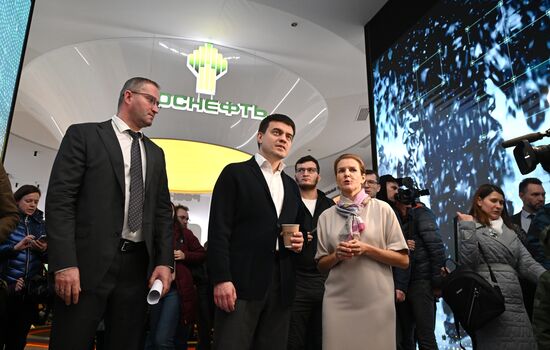 Международная выставка-форум "Россия"
Торжественное открытие Дней Красноярского края и презентация проекта "Восток Ойл", павильон I "Роснефть"
Слева направо:
Андрей Поляков, вице-президент - главный геолог "Роснефти"
Михаил Котюков, губернатор Красноярского края
Место: Россия, Москва. Автор: Григорий Сысоев/АНО "Дирекция спортивных и социальных проектов". Выставка "Россия". Торжественное открытие Дней Красноярского края и презентация проекта "Восток Ойл"