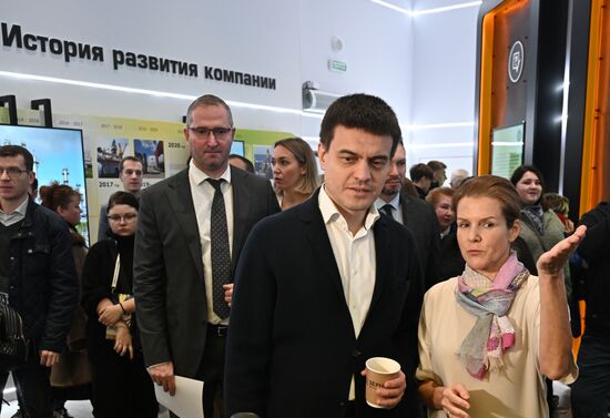 Международная выставка-форум "Россия"
Торжественное открытие Дней Красноярского края и презентация проекта "Восток Ойл", павильон I "Роснефть"
На первом плане:
Михаил Котюков, губернатор Красноярского края
на втором плане:
Андрей Поляков, вице-президент - главный геолог "Роснефти"
Место: Россия, Москва. Автор: Григорий Сысоев/АНО "Дирекция спортивных и социальных проектов". Выставка "Россия". Торжественное открытие Дней Красноярского края и презентация проекта "Восток Ойл"