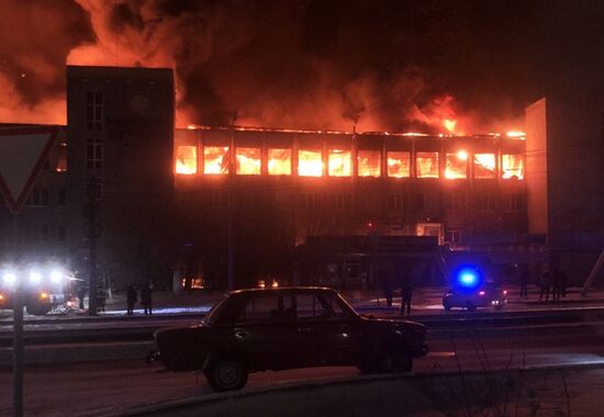 Пожар в ТЦ "Гвоздь" в Улан-Удэ 