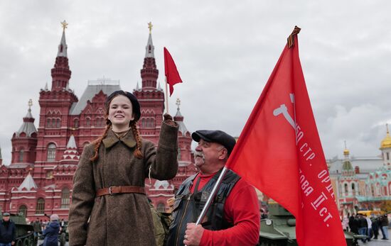 Выставка на Красной площади в честь годовщины парада 1941 г.