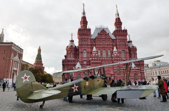 Выставка на Красной площади в честь годовщины парада 1941 г.