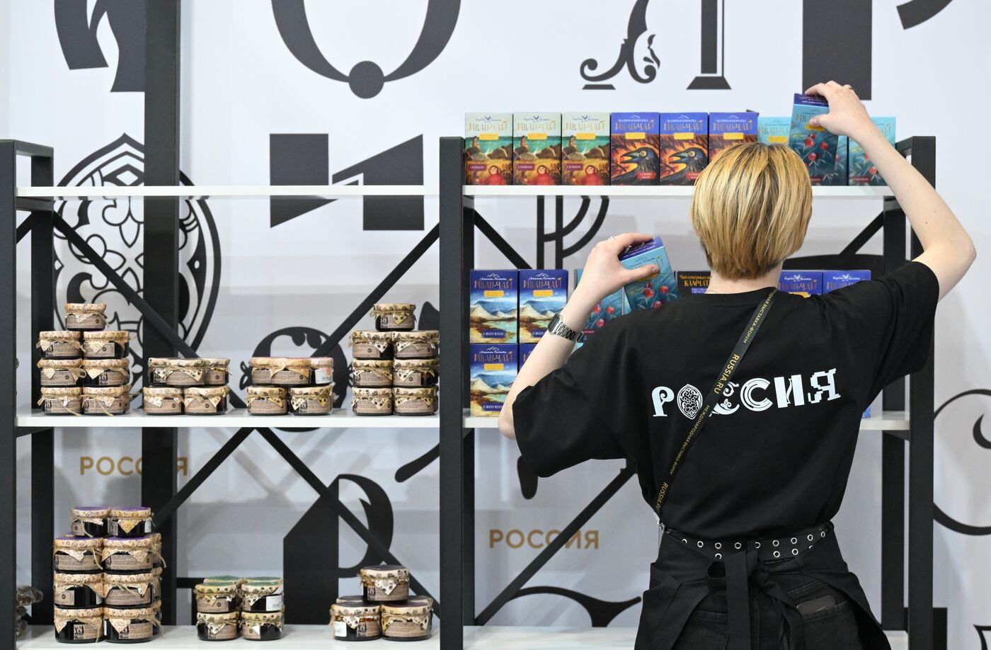 Выставка "Россия". Подготовка Универмага к открытию 