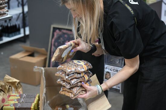 Выставка "Россия". Подготовка Универмага к открытию 