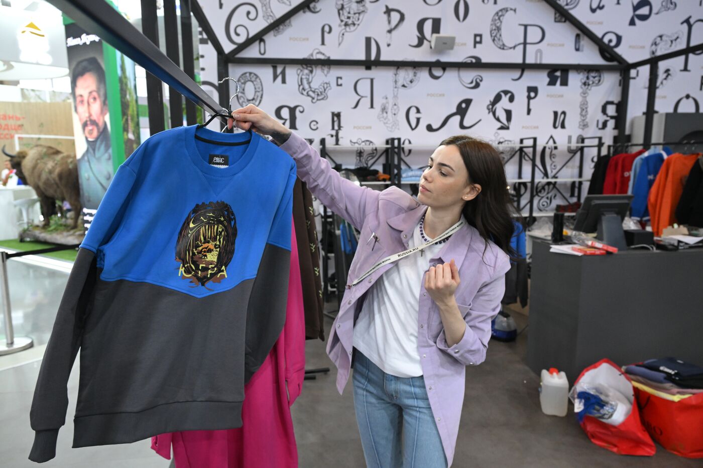 Выставка "Россия". Подготовка Универмага к открытию 