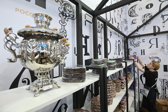 Выставка "Россия". Подготовка Универмага к открытию 