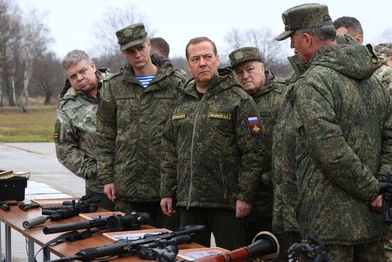 Зампред Совбеза РФ Д. Медведев посетил полигон "Алабино"