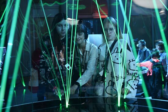 Выставка "Россия". Посещение детских организованных групп из разных регионов