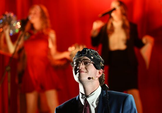 Выставка "Россия". Финал и награждение участников конкурса на лучшую постановку пьесы "Трудный экзамен" в рамках Всероссийского просветительского проекта Знание. Театр