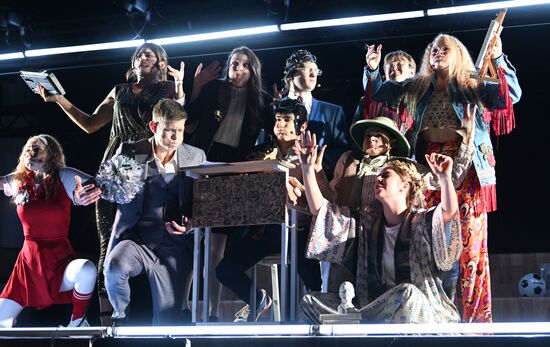 Выставка "Россия". Финал и награждение участников конкурса на лучшую постановку пьесы "Трудный экзамен" в рамках Всероссийского просветительского проекта Знание. Театр