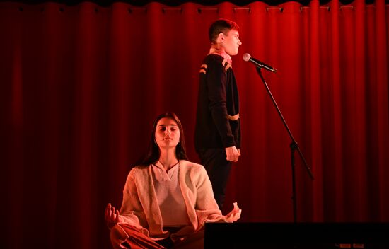 Выставка "Россия". Финал и награждение участников конкурса на лучшую постановку пьесы "Трудный экзамен" в рамках Всероссийского просветительского проекта Знание. Театр