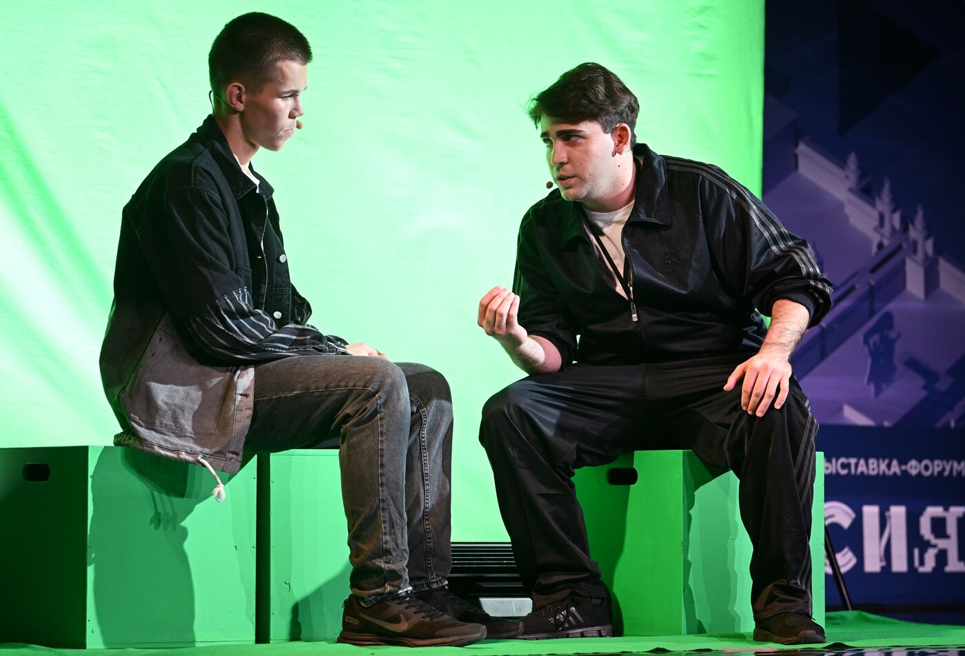 Выставка "Россия". Финал и награждение участников конкурса на лучшую постановку пьесы "Трудный экзамен" в рамках Всероссийского просветительского проекта Знание. Театр