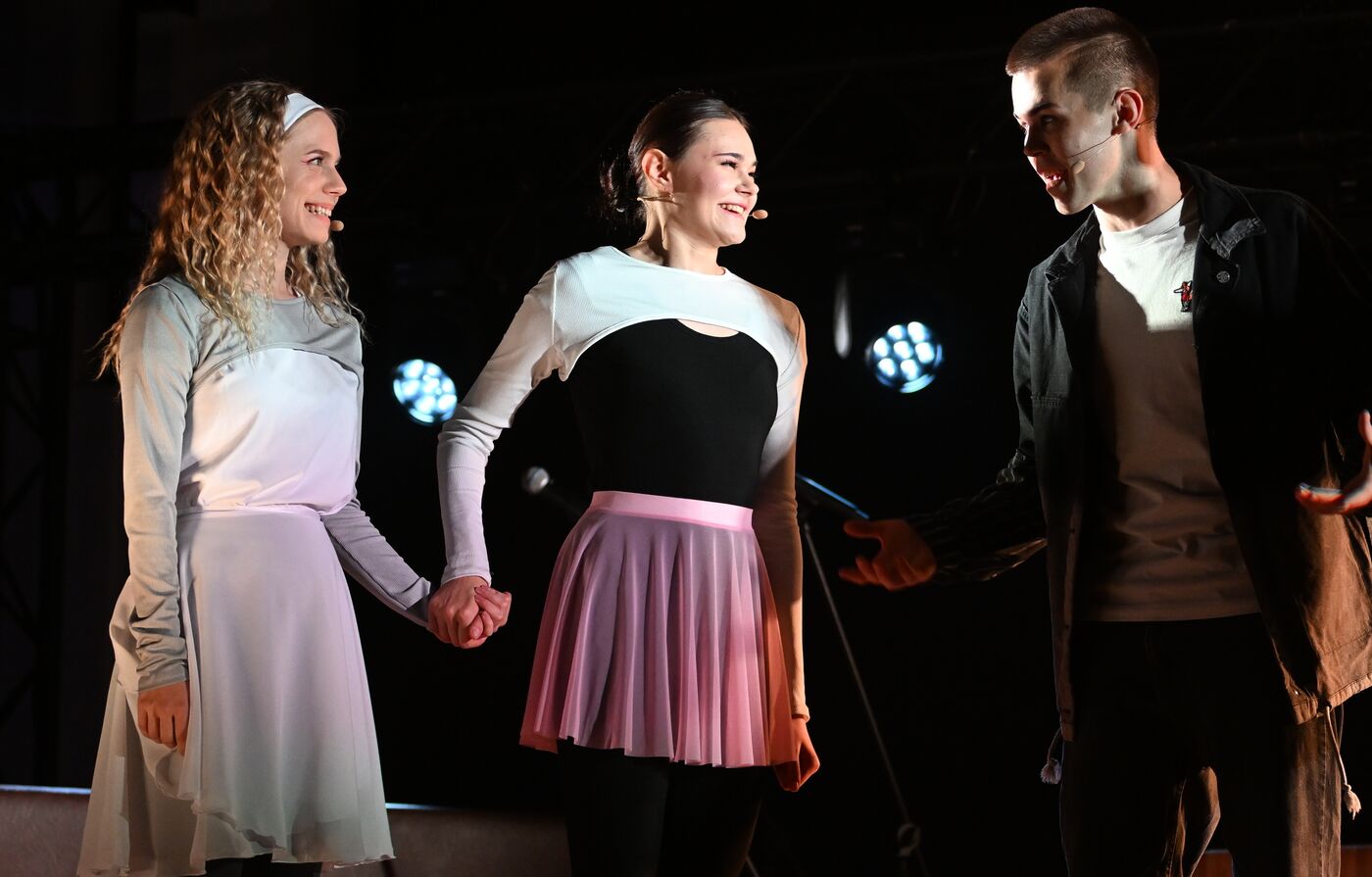 Выставка "Россия". Финал и награждение участников конкурса на лучшую постановку пьесы "Трудный экзамен" в рамках Всероссийского просветительского проекта Знание. Театр