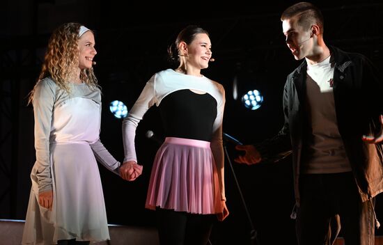 Выставка "Россия". Финал и награждение участников конкурса на лучшую постановку пьесы "Трудный экзамен" в рамках Всероссийского просветительского проекта Знание. Театр