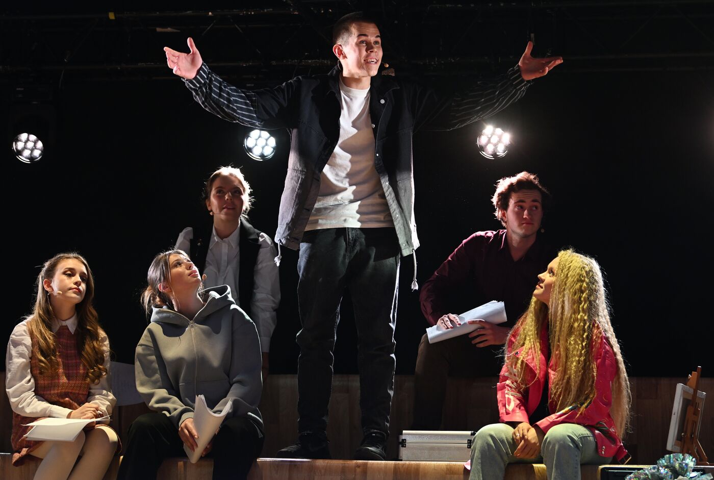 Выставка "Россия". Финал и награждение участников конкурса на лучшую постановку пьесы "Трудный экзамен" в рамках Всероссийского просветительского проекта Знание. Театр